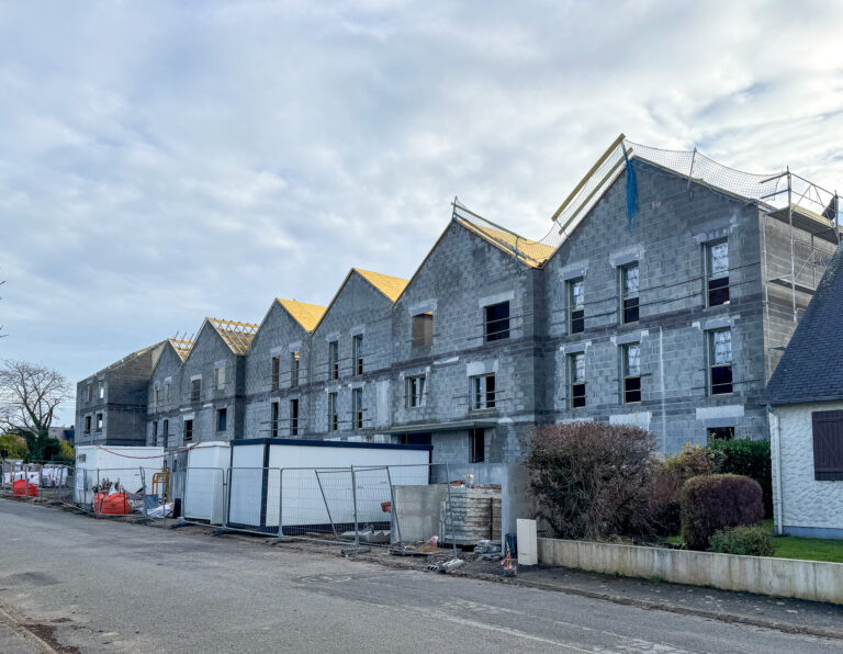 Finalisation de la couverture du bâtiment A, en cours sur le bâtiment B. Menuiseries extérieures : achevées pour le bâtiment A, en cours pour le bâtiment B. Démarrage des enduits extérieurs. Aménagements extérieurs en cours. Départ de la grue.