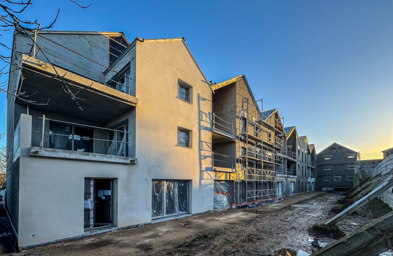 Programme Le Cottage : - Démarrage des cloisons - Démarrage des enduits de façade - Pose de la couverture en cours