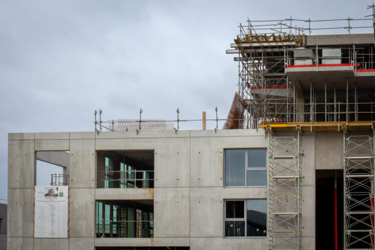 Finalisation pose des menuiseries du socle du bâtiment