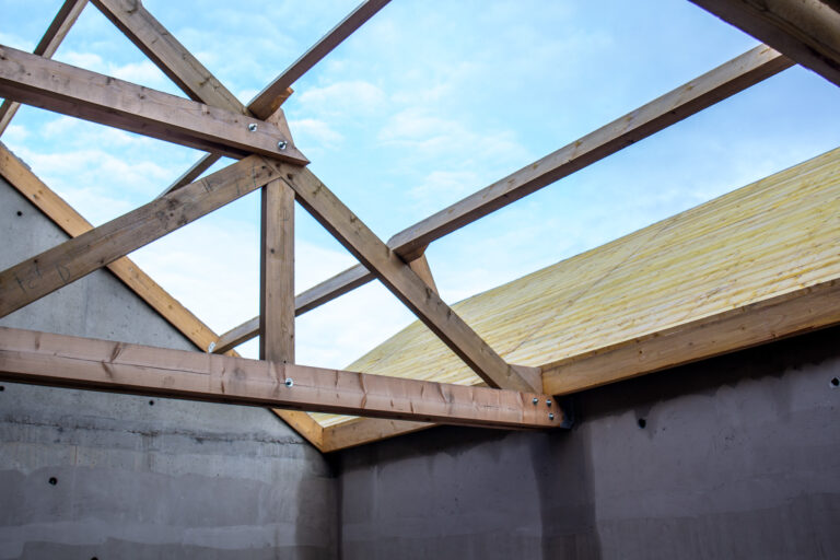 Finalisation de la couverture du bâtiment A, en cours sur le bâtiment B. Menuiseries extérieures : achevées pour le bâtiment A, en cours pour le bâtiment B. Démarrage des enduits extérieurs. Aménagements extérieurs en cours. Départ de la grue.