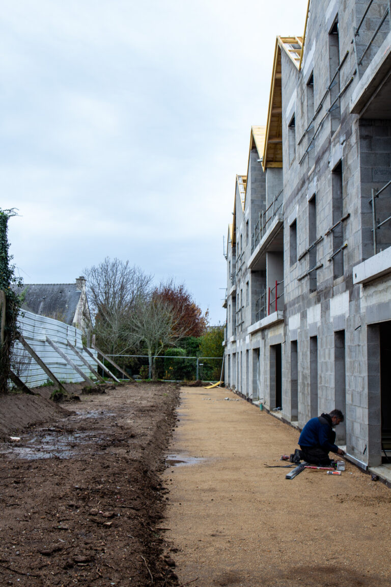 Finalisation de la couverture du bâtiment A, en cours sur le bâtiment B. Menuiseries extérieures du bâtiment A achevées A, B en cours. Démarrage des enduits extérieurs. Aménagement extérieurs en cours. Départ de la grue.