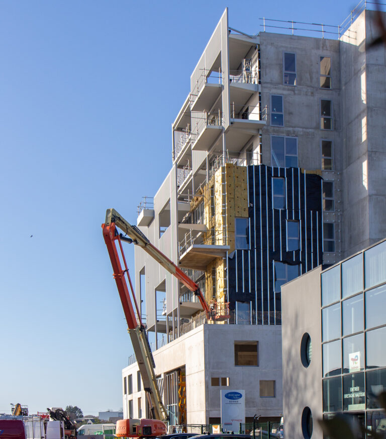 Avancement sur notre chantier Ulteam à Lorient La Base : - Finalisation de la pose du bardage. - Pose des portes grande dimension. - Installation du mur rideau vitré à l’entrée principale.