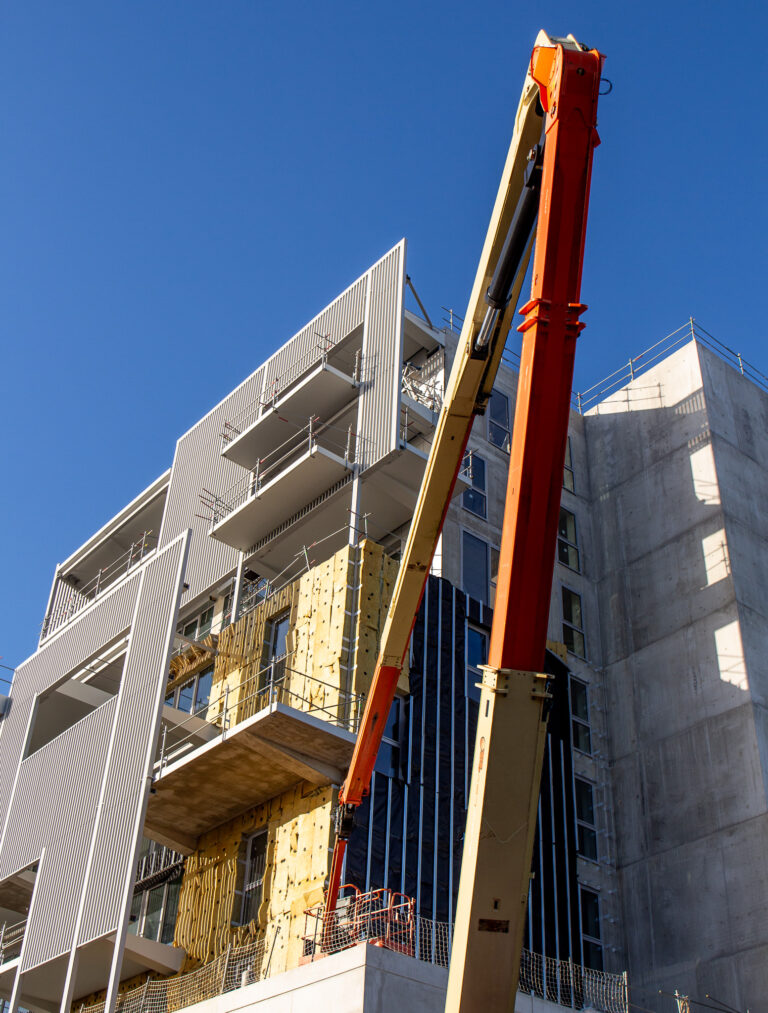 Avancement sur notre chantier Ulteam à Lorient La Base : - Finalisation de la pose du bardage. - Pose des portes grande dimension. - Installation du mur rideau vitré à l’entrée principale.