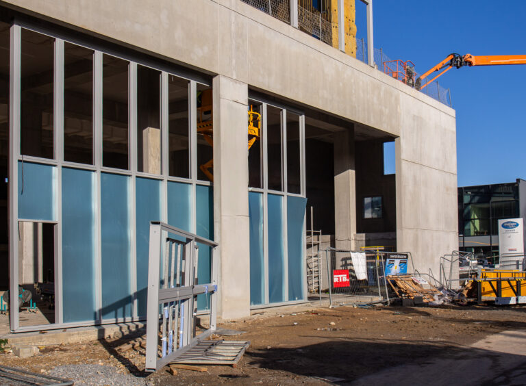 Avancement sur notre chantier Ulteam à Lorient La Base : - Finalisation de la pose du bardage. - Pose des portes grande dimension. - Installation du mur rideau vitré à l’entrée principale.