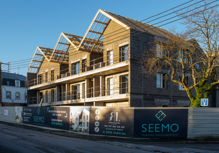 Programme Le Cottage : - Démarrage des cloisons - Démarrage des enduits de façade - Pose de la couverture en cours