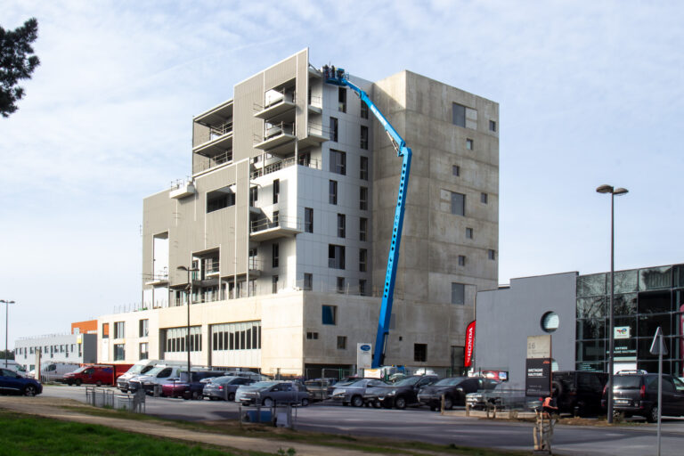 Avancements récents sur notre chantier Ulteam à Lorient : Bardage en cours de finalisation. Portes grandes dimensions posées. Tests d'étanchéité à l'air validés. Pose garde corps vitrés en cours. Platelage bois en cours.