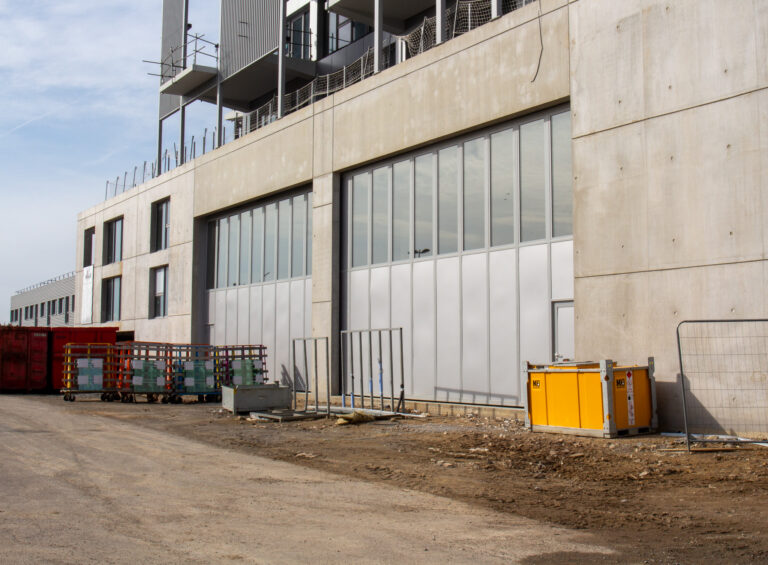 Avancements récents sur notre chantier Ulteam à Lorient : Bardage en cours de finalisation. Portes grandes dimensions posées. Tests d'étanchéité à l'air validés. Pose garde corps vitrés en cours. Platelage bois en cours.