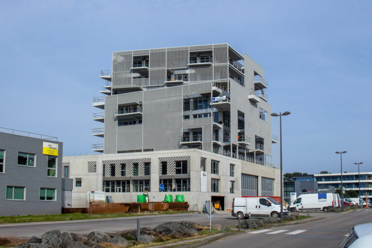 Avancements récents sur notre chantier Ulteam à Lorient : Bardage en cours de finalisation. Portes grandes dimensions posées. Tests d'étanchéité à l'air validés. Pose garde corps vitrés en cours. Platelage bois en cours.