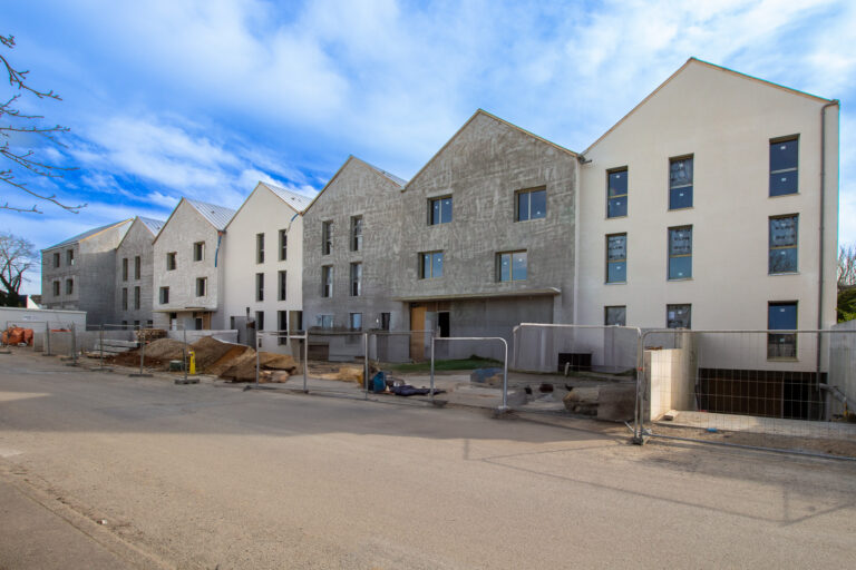 Programme Le Cottage - Cloisons bâtiment A achevées, démarrage en cours sur B & C - - Coulage imminent de la chape - Hors d'eau hors d'air atteint sur C & D - Travaux de plomberie et d'électricité en cours en fonction de l'avancement des cloisons. - Enduit en cours sur les bâtiments C & D.