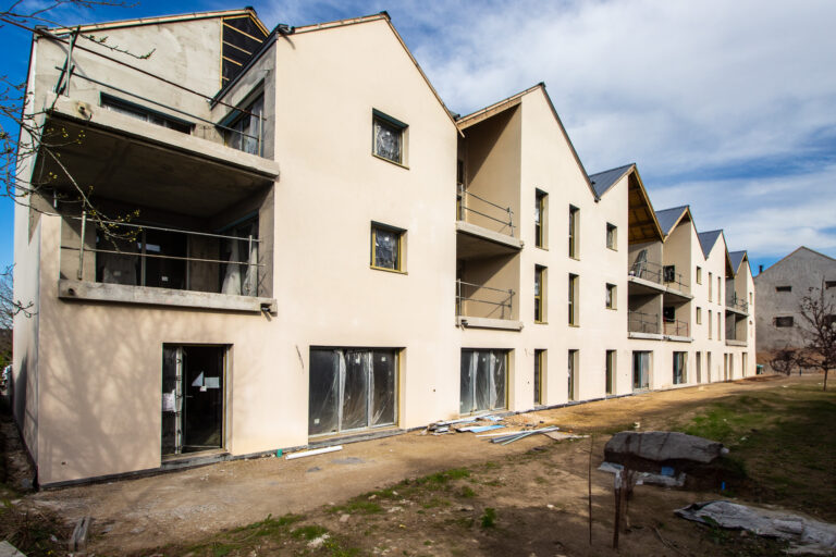Programme Le Cottage - Cloisons bâtiment A achevées, démarrage en cours sur B & C - - Coulage imminent de la chape - Hors d'eau hors d'air atteint sur C & D - Travaux de plomberie et d'électricité en cours en fonction de l'avancement des cloisons. - Enduit en cours sur les bâtiments C & D.