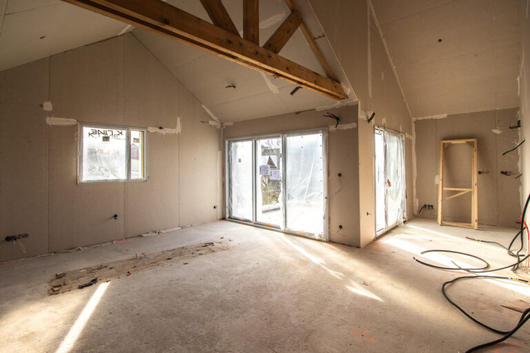 Programme Le Cottage - Cloisons bâtiment A achevées, démarrage en cours sur B & C - - Coulage imminent de la chape - Hors d'eau hors d'air atteint sur C & D - Travaux de plomberie et d'électricité en cours en fonction de l'avancement des cloisons. - Enduit en cours sur les bâtiments C & D.