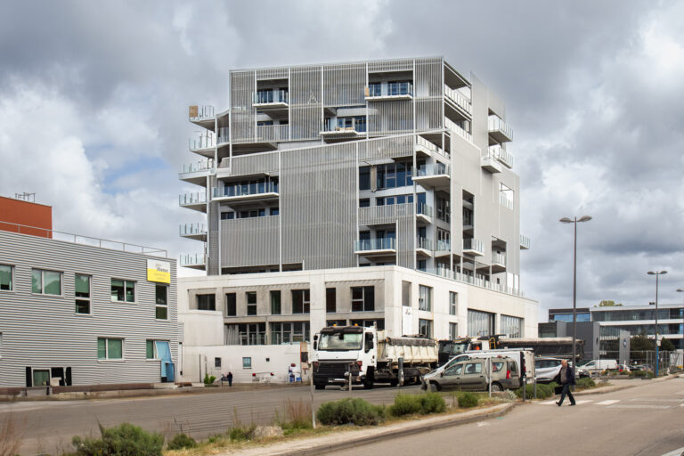 Chantier sur le programme immobilier Ulteam à Lorient La Base Avancements clés : - Aménagements extérieurs achevés - Finalisation du bardage en cours - Finalisation de la pose des gardes-corps vitrés - OPR imminentes