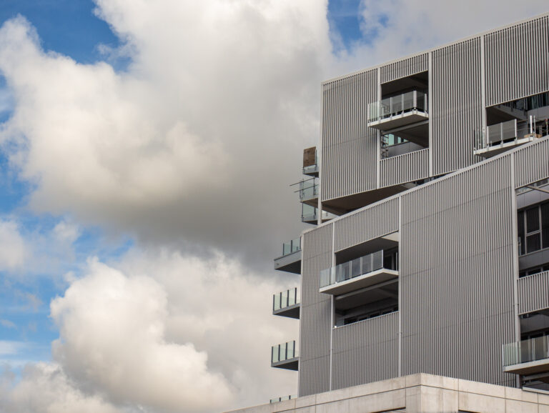 Chantier sur le programme immobilier Ulteam à Lorient La Base Avancements clés : - Aménagements extérieurs achevés - Finalisation du bardage en cours - Finalisation de la pose des gardes-corps vitrés - OPR imminentes