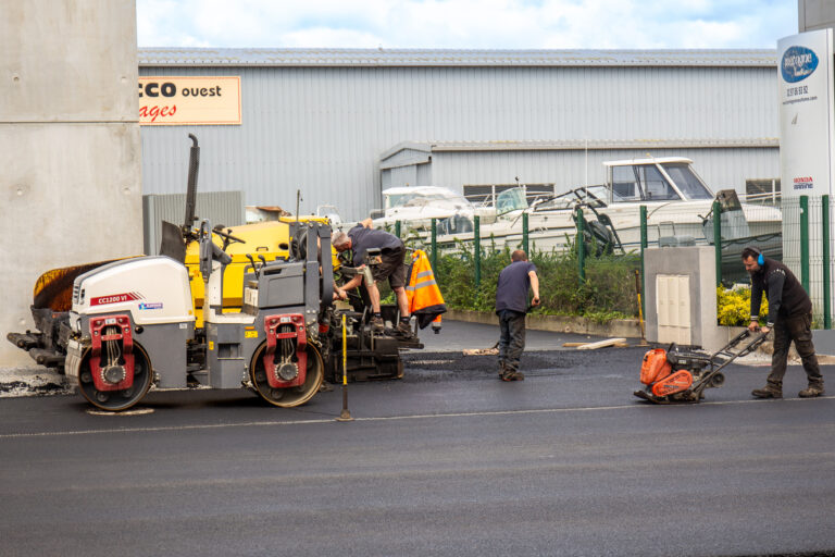 Chantier sur le programme immobilier Ulteam à Lorient La Base Avancements clés : - Aménagements extérieurs achevés - Finalisation du bardage en cours - Finalisation de la pose des gardes-corps vitrés - OPR imminentes