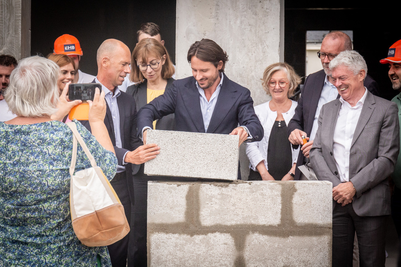 Pose Première Pierre Melen